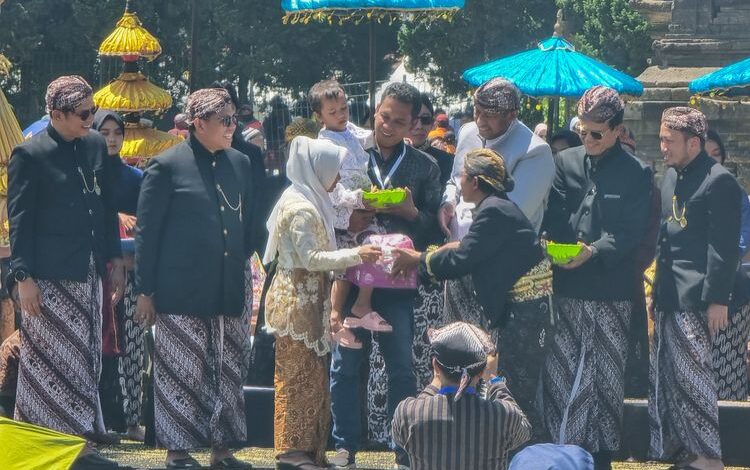 Ritual Cukur Rambut Gimbal: Tradisi Unik Dieng Culture Festival 2024