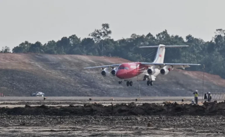 Perdana, Pesawat Kepresidenan Jokowi Berhasil Mendarat di Bandara IKN