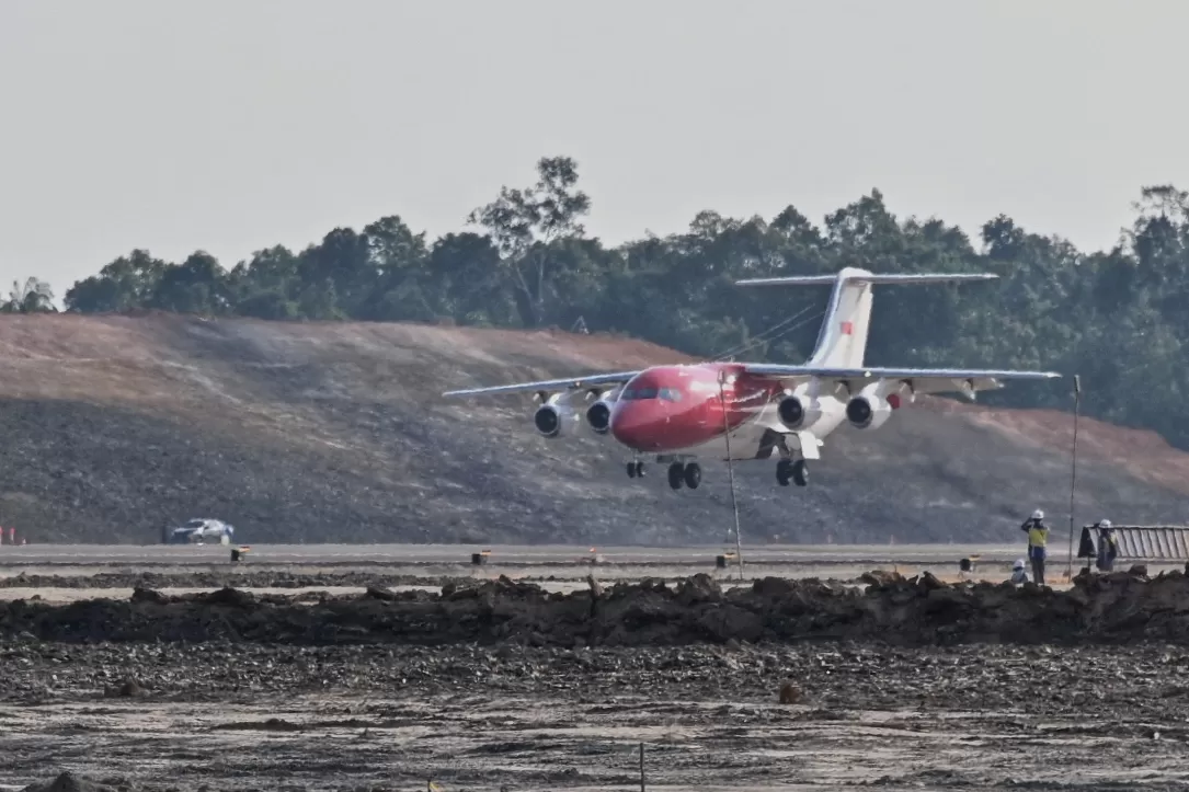Perdana, Pesawat Kepresidenan Jokowi Berhasil Mendarat di Bandara IKN
