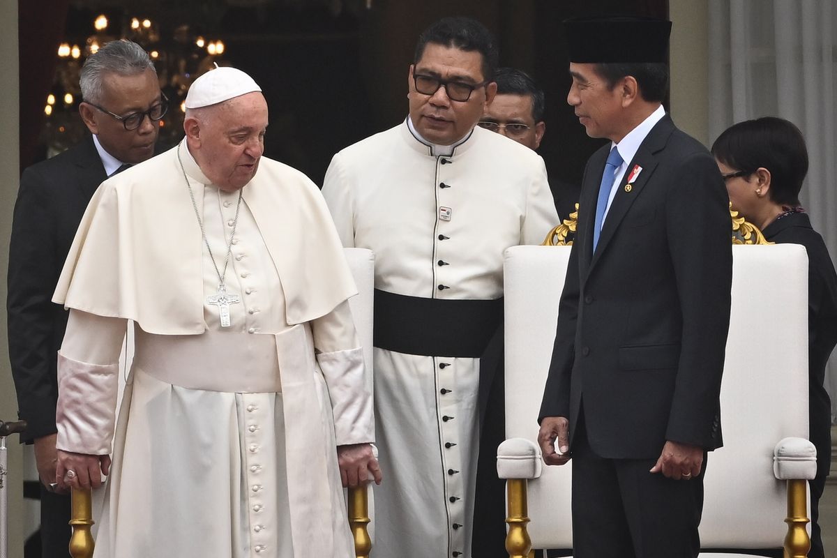 Paus Fransiskus Tiba di Indonesia: Makna di Balik Busana Ikoniknya