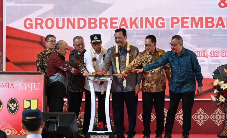 Luhut Resmikan Bandara Dhoho Kediri, Soroti Tantangan Investasi