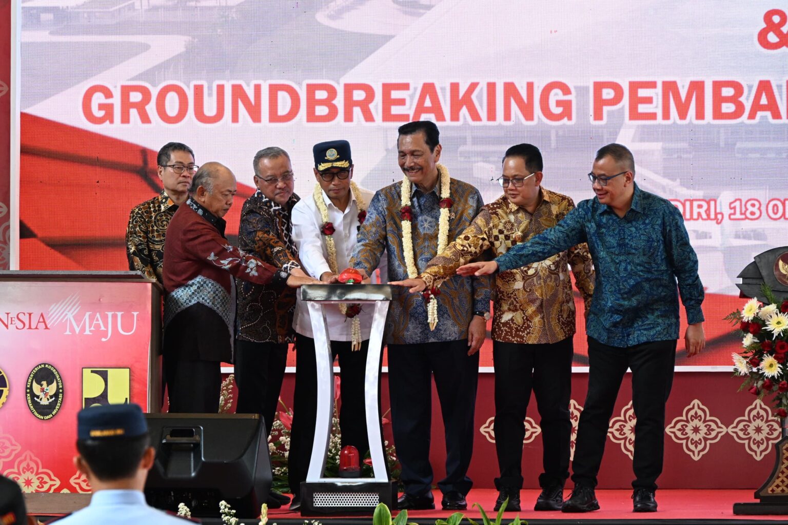 Luhut Resmikan Bandara Dhoho Kediri, Soroti Tantangan Investasi