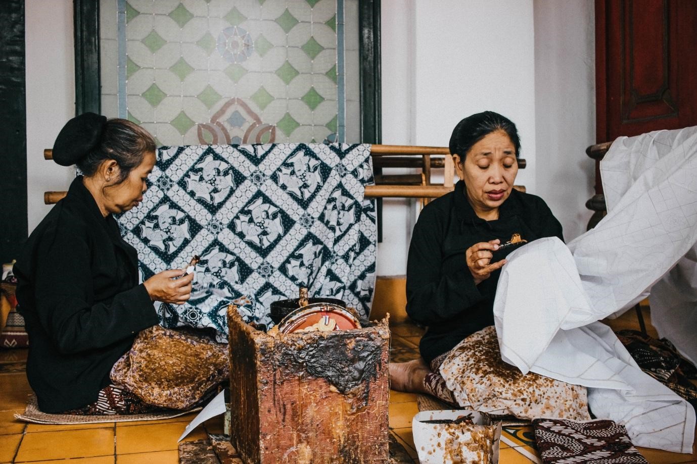 20 Model Baju Batik Atasan Perempuan Kantor, Fashionable dan Trendi!