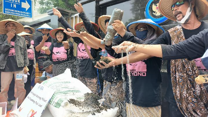 Masyarakat Pesisir Demo Tolak Ekspor Pasir Laut, Kenakan Kaus ‘Korban Mulyono’
