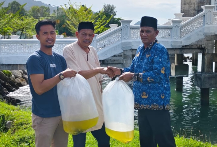 DKP Aceh Selatan Serahkan Bibit Kakap di Masjid Apung