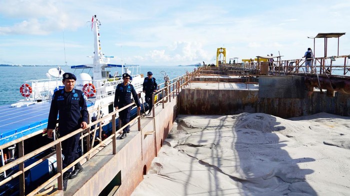 KKP Tangkap Dua Kapal Singapura Diduga Curi Pasir