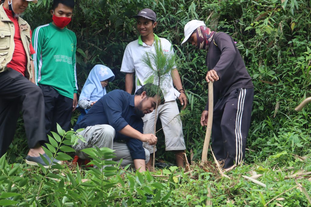 Aksi MOSAIC Menanam Pohon di Hutan Wakaf Bogor untuk Melawan Perubahan Iklim