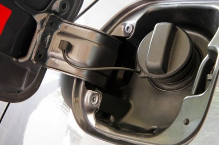 Mengapa Posisi Tutup Tangki BBM Mobil Berbeda: Kiri atau Kanan?