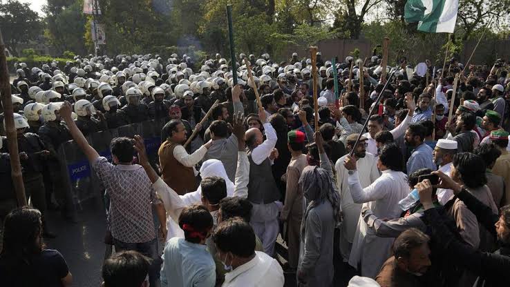Lockdown Islamabad: Bentrokan Polisi dan Pendukung Imran Khan Memanas