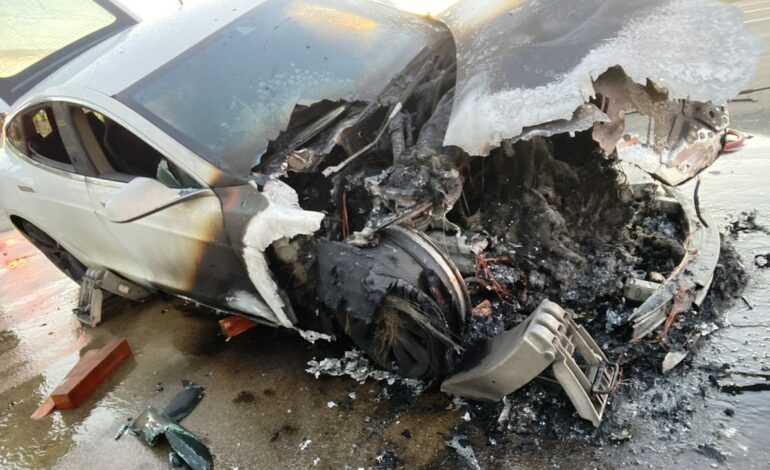 Mengapa Mobil Listrik Tesla Sering Kebakaran