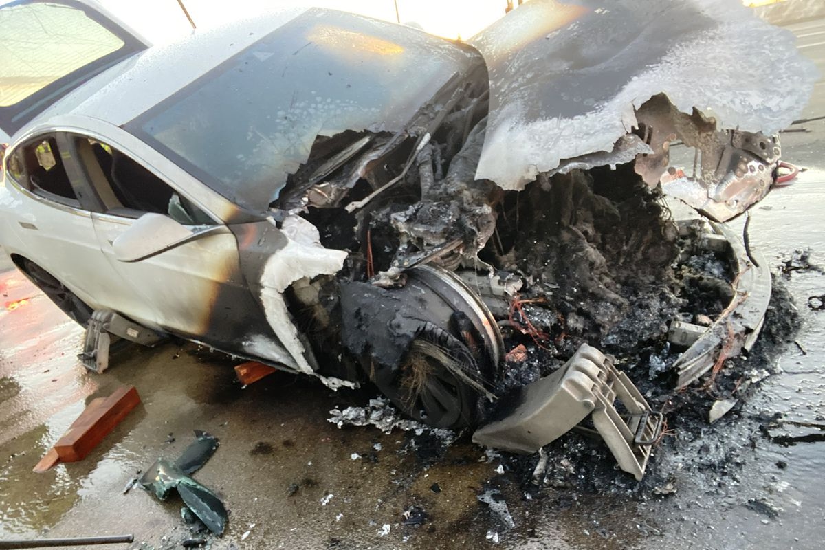 Mengapa Mobil Listrik Tesla Sering Kebakaran